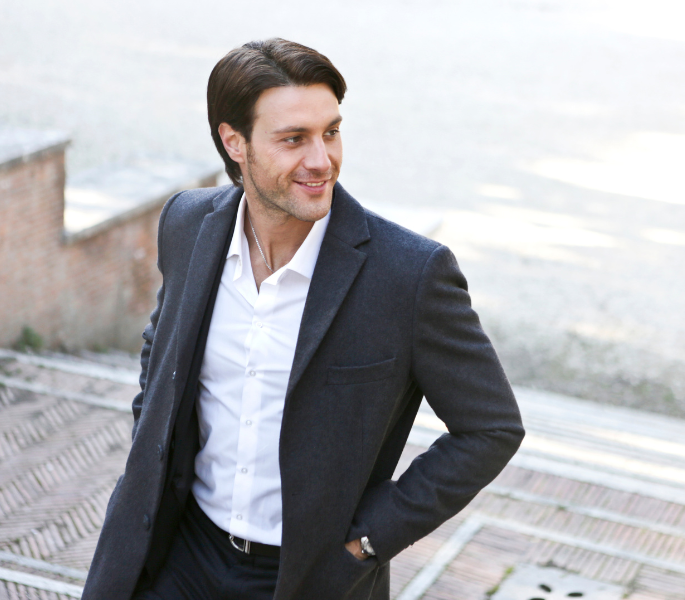 Homme en costume marchant décontracté avec le sourire